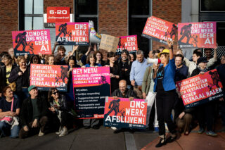 Nederland, Amstelveen. 29 September 2026.  Schrijvers en journalisten voor het hoofdkantoor van Facebook Nederland in Amsterdam. Ze komen in actie tegen het trainen van AI-taalmodellen met hun werk. Foto: Ramon van Flymen.